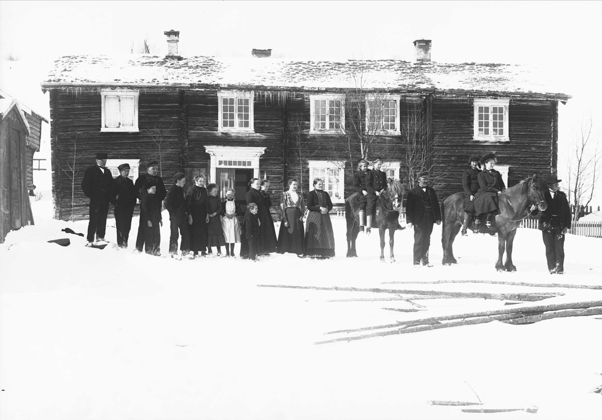 Serie bilder, noe fra Drøbak, Frogn, Akershus. Muligens noe fra Valdres. Familieliv, antagelig  familiene Hansen, Lund og Samuelson ca 1900-1905.