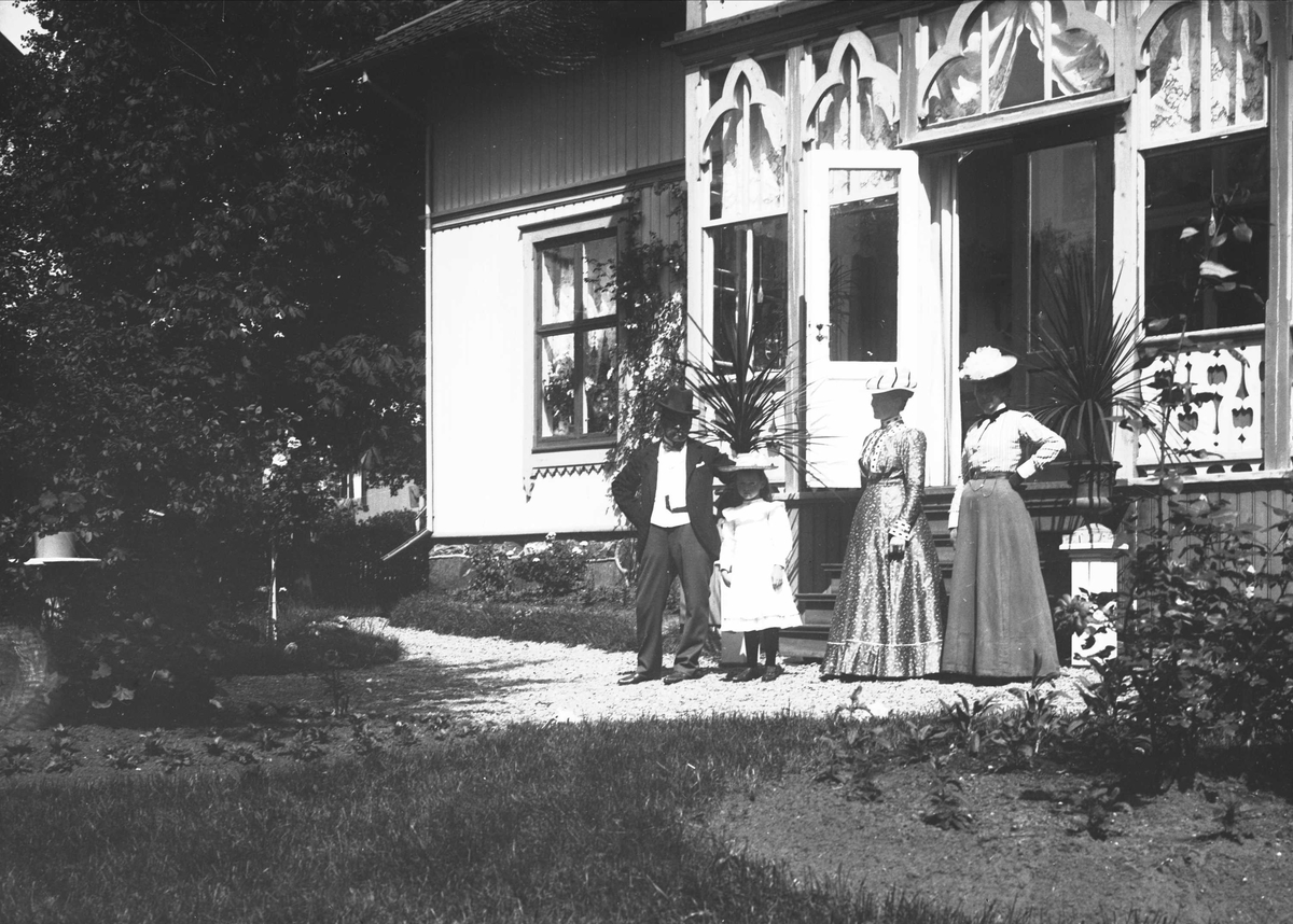 Serie bilder, noe fra Drøbak, Frogn, Akershus. Muligens noe fra Valdres. Familieliv, antagelig  familiene Hansen, Lund og Samuelson ca 1900-1905.