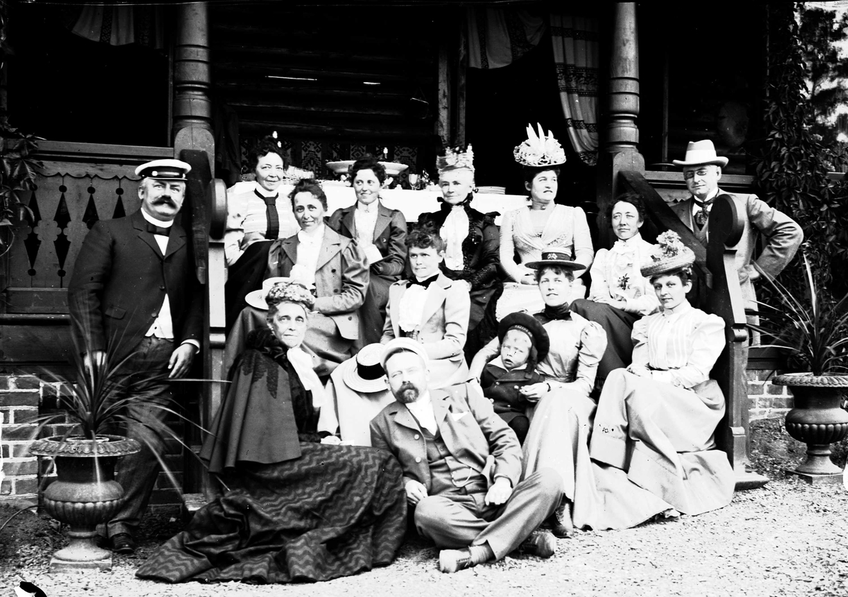 Serie bilder, noe fra Valdres, noe fra reise med båt til Trondheim og noe fra Fjelsæter(?). Familieliv, antagelig familien Lund ca 1899-1902.