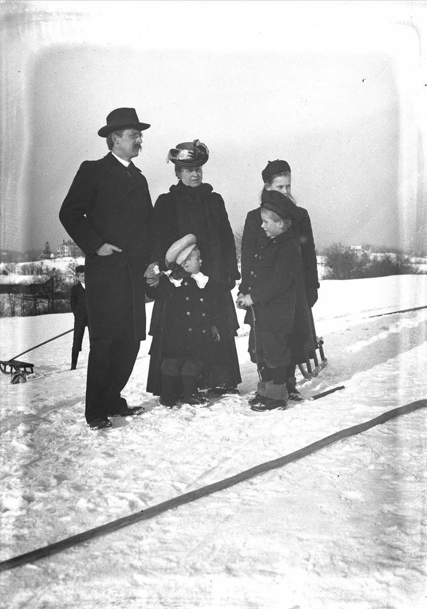 Serie bilder, noe fra Valdres, noe fra reise med båt til Trondheim og noe fra Fjelsæter(?). Familieliv, antagelig familien Lund ca 1899-1902.