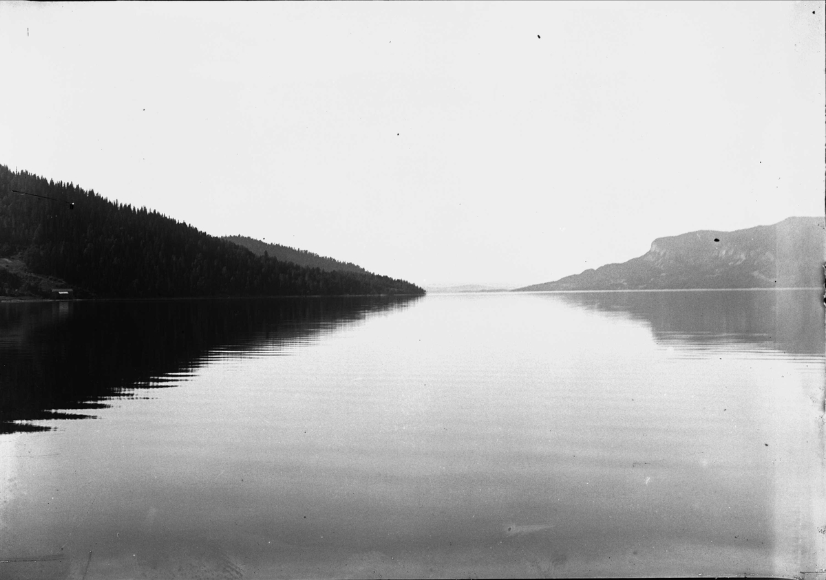 Serie bilder fra Lierbanen og Verdalselva bru i Verdal (1904). Familieliv, antagelig familien Lund ca 1900.