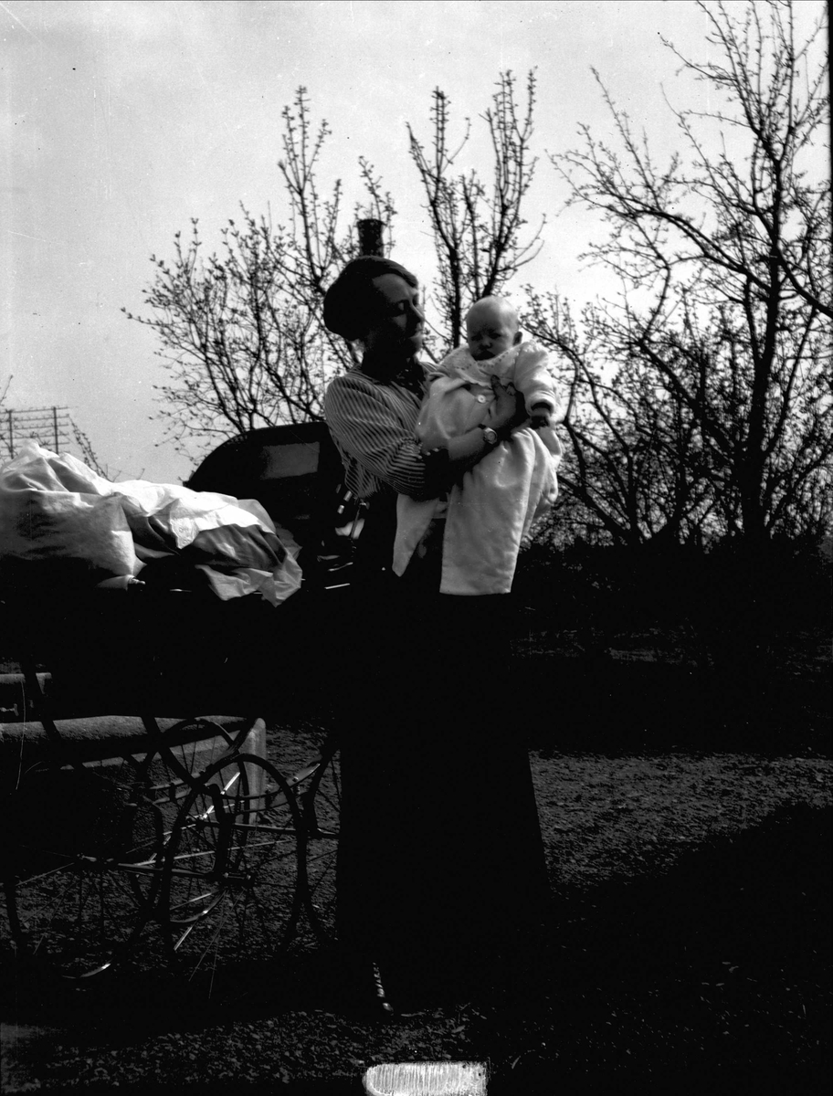 Serie bilder fra Lierbanen og Verdalselva bru i Verdal (1904). Familieliv, antagelig familien Lund ca 1900.