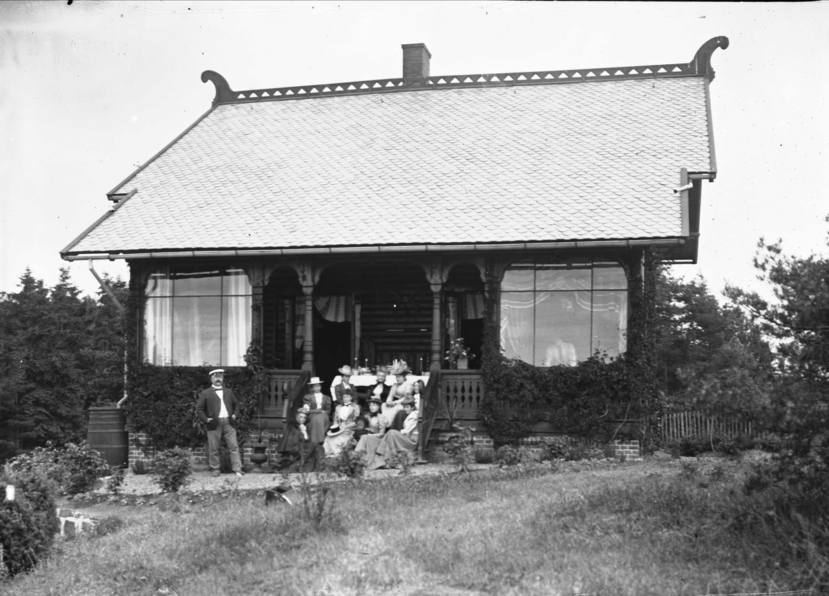 Serie bilder, fra Vorosmoen? (Hvalsmoen?) og opptog på Karl Johans gate. Militærbilder, antagelig familien Lund ca 1899.