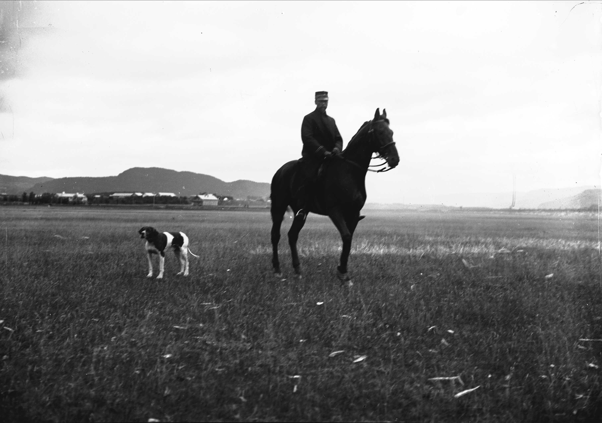 Serie bilder, fra Vorosmoen? (Hvalsmoen?) og opptog på Karl Johans gate. Militærbilder, antagelig familien Lund ca 1899.