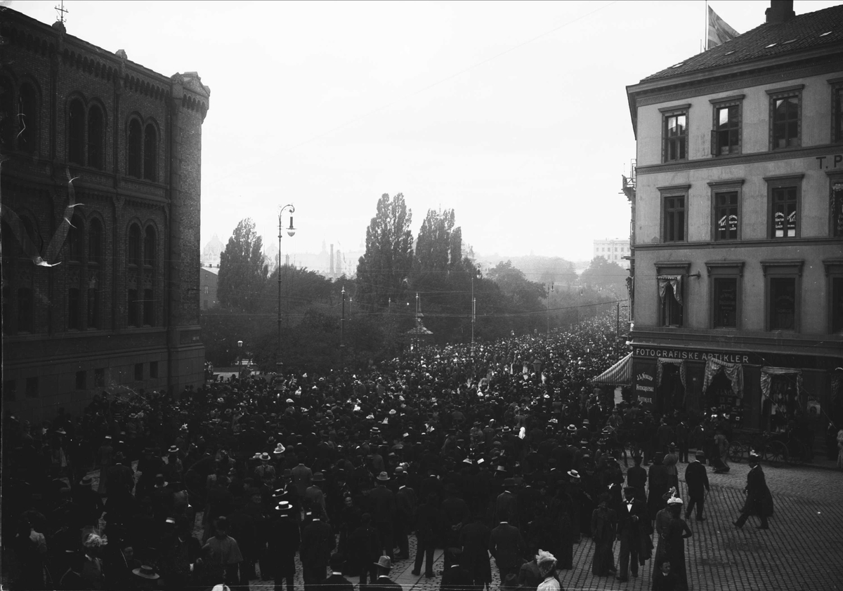 Serie bilder, fra Vorosmoen? (Hvalsmoen?) og opptog på Karl Johans gate. Militærbilder, antagelig familien Lund ca 1899.