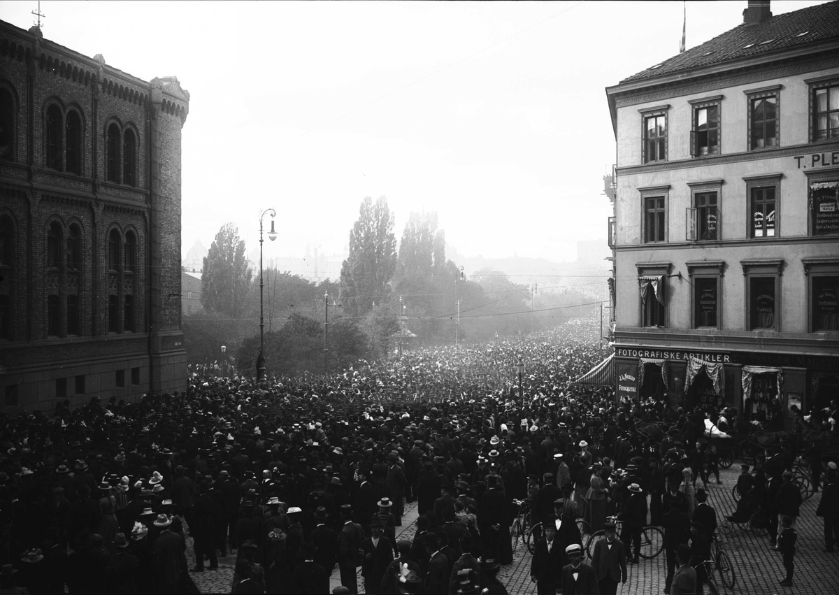 Serie bilder, fra Vorosmoen? (Hvalsmoen?) og opptog på Karl Johans gate. Militærbilder, antagelig familien Lund ca 1899.
