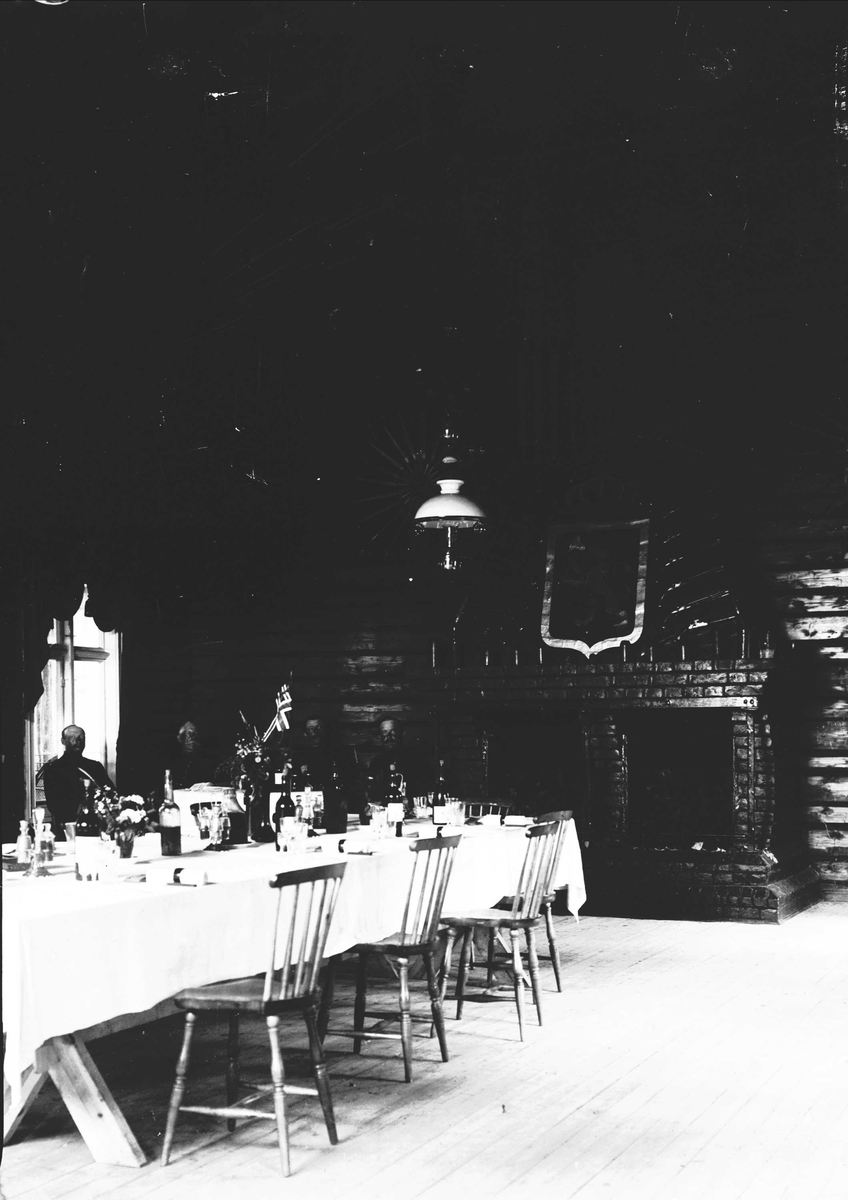 Serie bilder, fra Vorosmoen? (Hvalsmoen?) og opptog på Karl Johans gate. Militærbilder, antagelig familien Lund ca 1899.