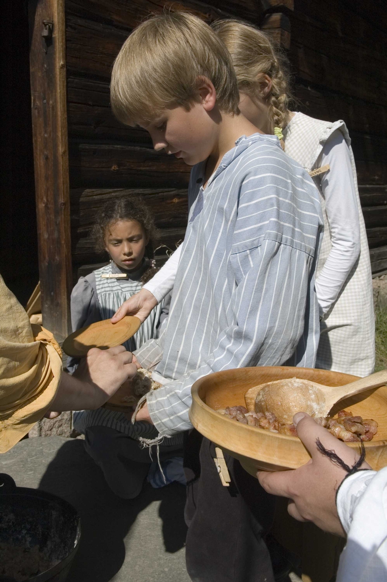 Levendegjøring på museum.
Middag på Ampiansbråten.
Ferieskolen uke 32.



Norsk Folkemuseum, Bygdøy.