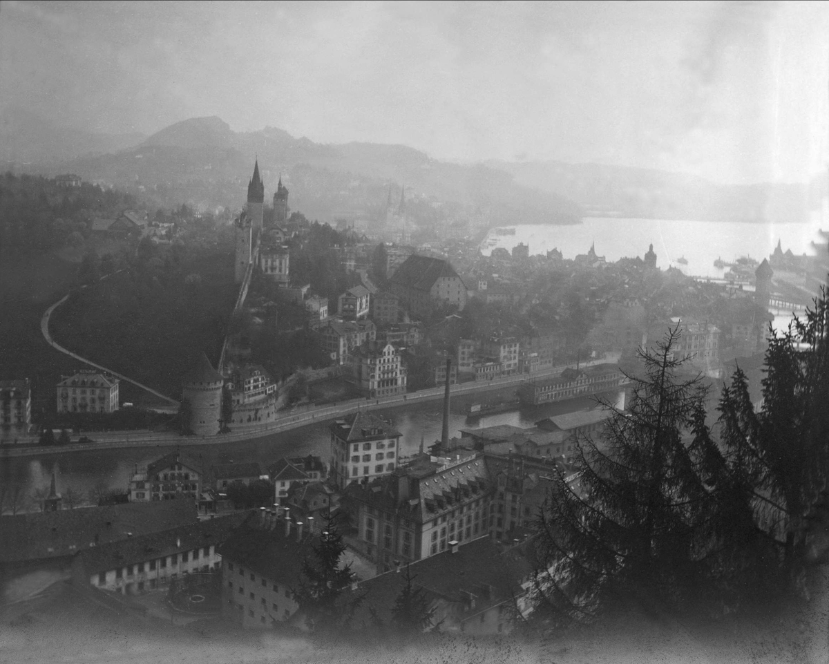 En oversikt over bebyggelse i Luzern i Sveits. Robsahm og Lund.