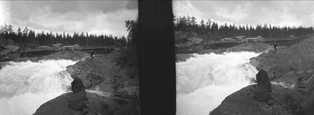 Stereoskopi av en kvinne som sitter på et berg ved en foss. Robsahm og Lund.