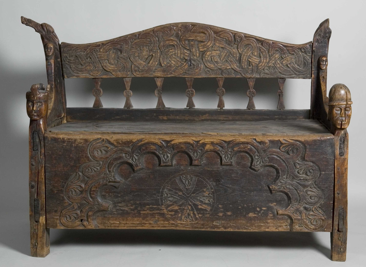 Serie bilder av kirkebenk, ca år 1250, antagelig fra Heddal stavkirke. 
I Norsk Folkemuseums samling, fra Kong Oscar IIs samlinger.