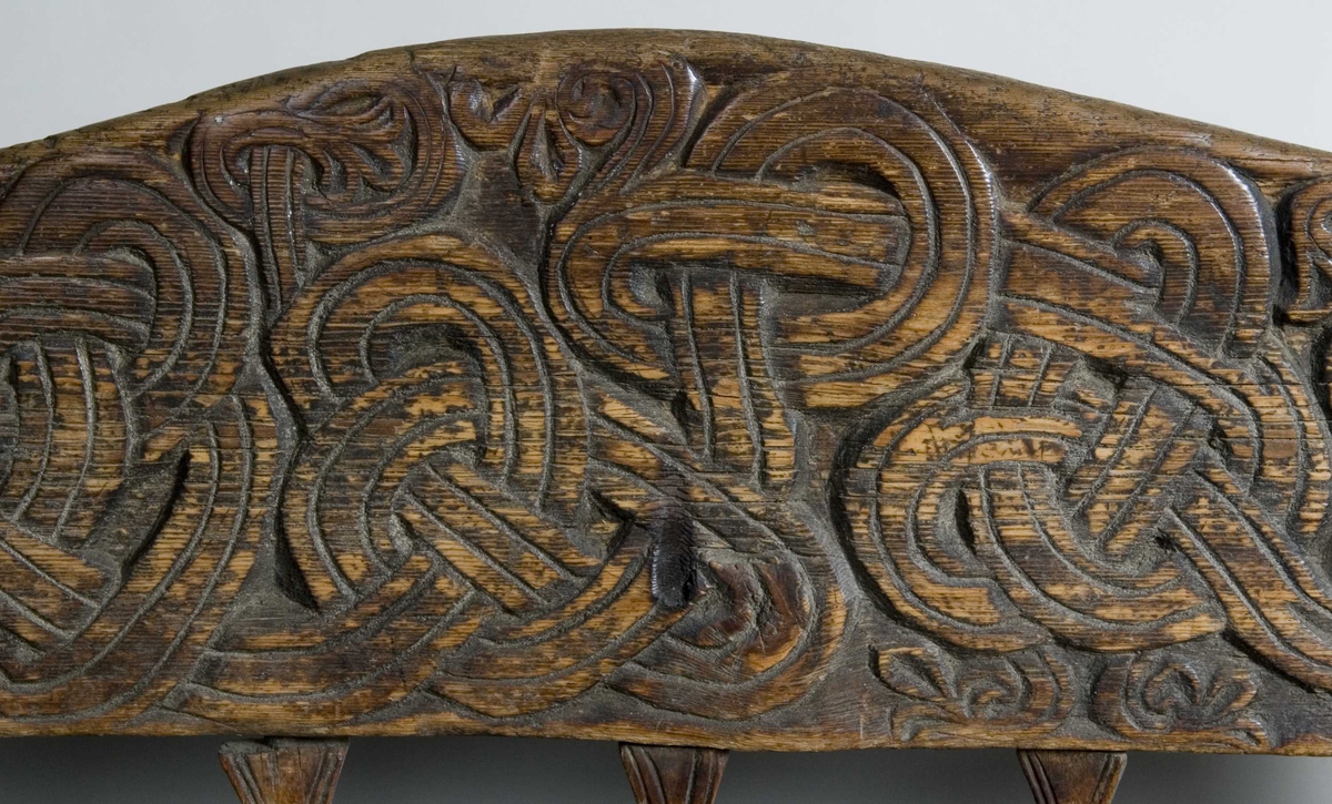 Serie bilder av kirkebenk, ca år 1250, antagelig fra Heddal stavkirke. 
I Norsk Folkemuseums samling, fra Kong Oscar IIs samlinger.