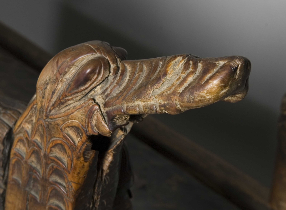 Serie bilder av kirkebenk, ca år 1250, antagelig fra Heddal stavkirke. 
I Norsk Folkemuseums samling, fra Kong Oscar IIs samlinger.