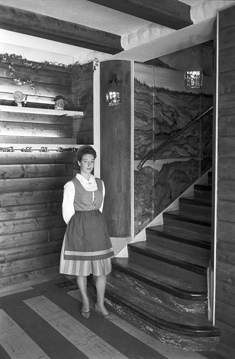 Serie. Restaurant Cordial, Storgata, Oslo. Inngangsparti, interiør og underholdning. 