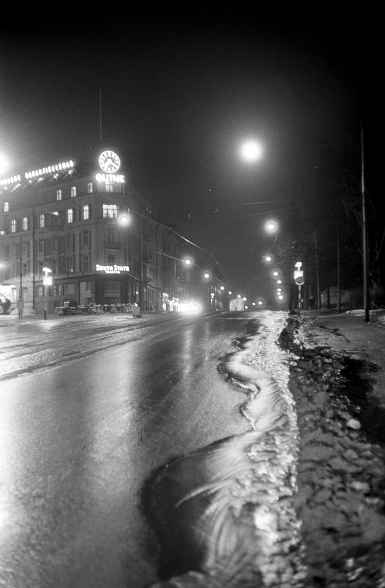 Serie. Drammensveien i vintermørke, Oslo.