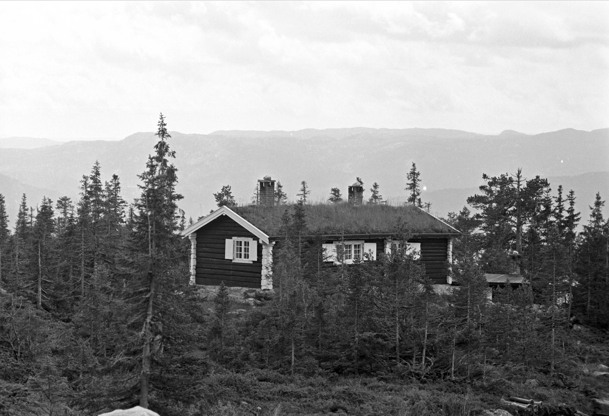 Serie. Tempelseter, Eggedal, Sigdal, Buskerud. Frilufts- og hytteliv samt bygging av Tempelseter høyfjellshotell. Fotografert 1963.