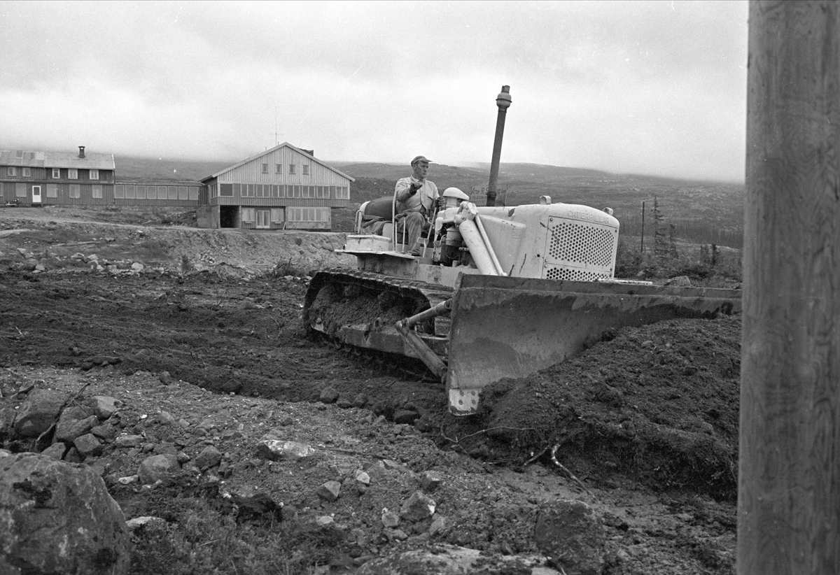 Serie. Tempelseter, Eggedal, Sigdal, Buskerud. Frilufts- og hytteliv samt bygging av Tempelseter høyfjellshotell. Fotografert 1963.