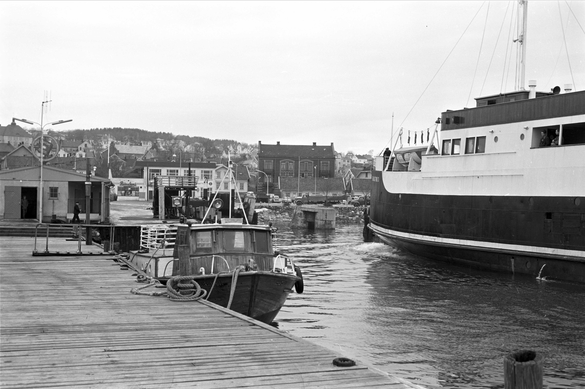 Serie. Fra Horten sentrum og Bastø-fergen, Horten, Vestfold. Fotografert febr. 1961. Skulptur av lekende bjørn.