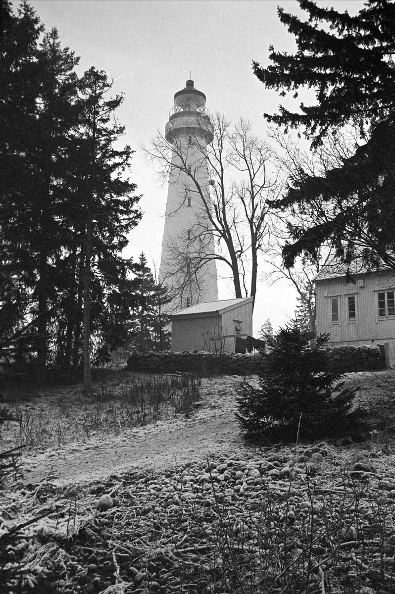 Serie. Hus og strender på Jomfruland, Kragerø, Telemark. Fotografert des. 1963.