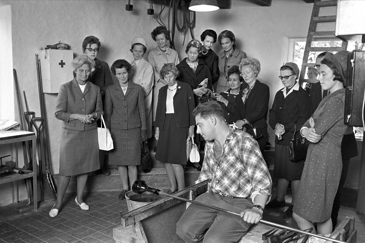 Serie. Fra Plus-sentret, Fredrikstad, Østfold. Fotografert aug. 1966.