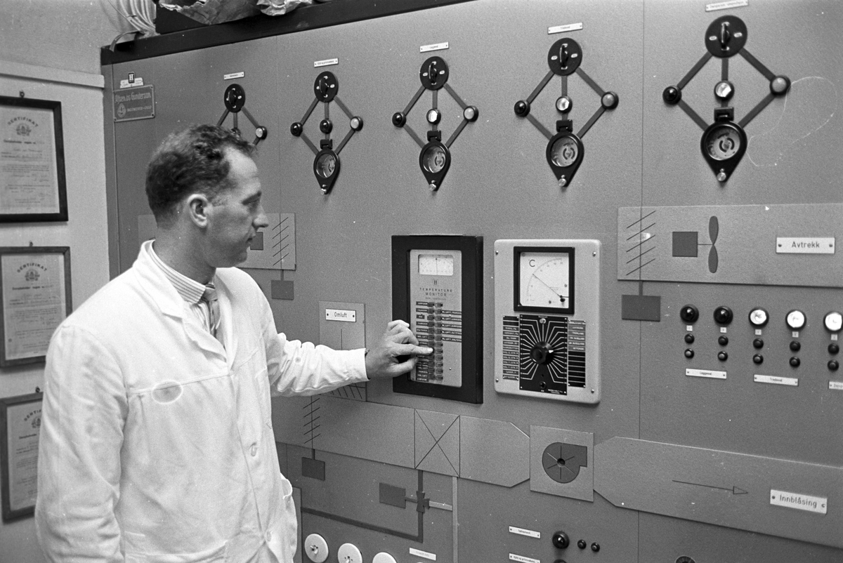 Serie. Fabrikkarbeidere og fabrikasjon på Bjelland Fabrikker, Stavanger. Fotografert aug. 1965. 