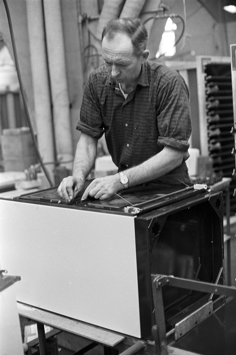 Serie. Produksjon av kjøleskap hos KPS i Sarpsborg. Fotografert 8. april 1967.
