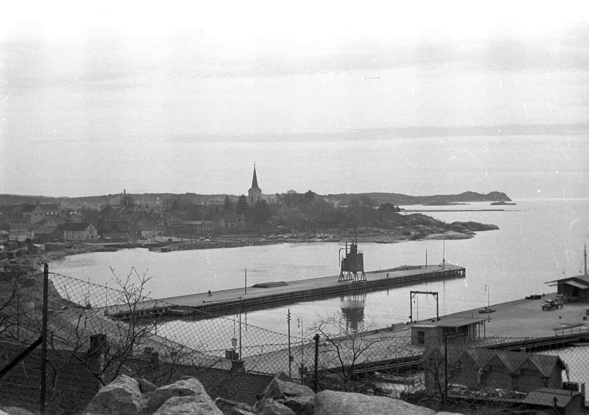 Larvik, udatert, overblikk over byen, utsikt over fjorden og  bryggene.