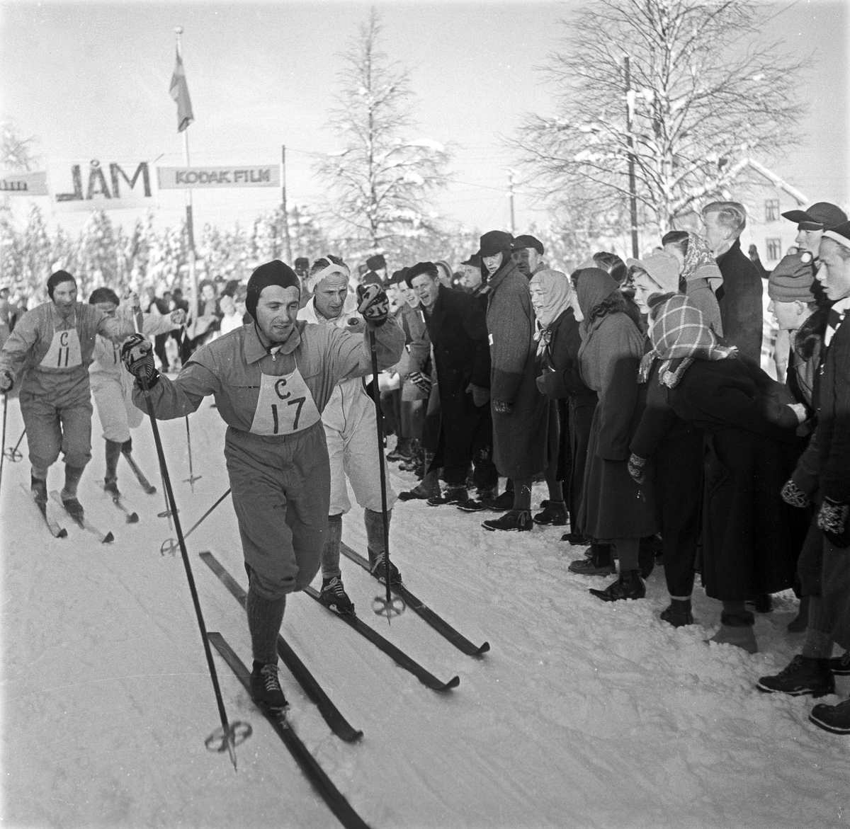 Serie. Skiløperen Halgeir Brenden spiller fotball og deltar i Østbystafetten. Fotografert 1953.