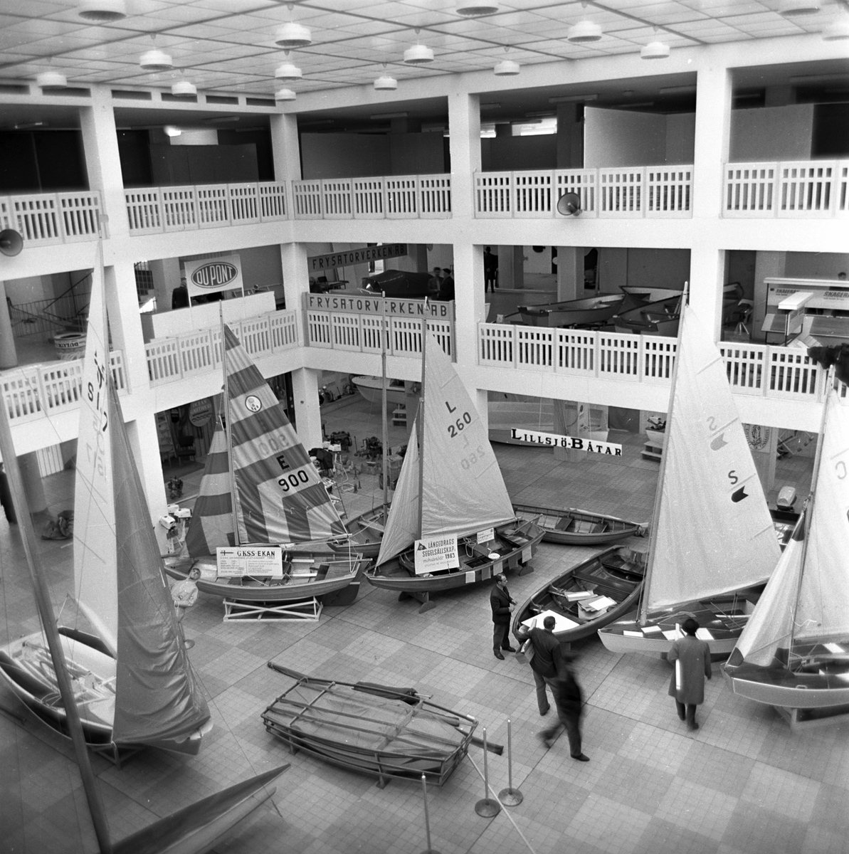 Serie. Båtutstilling med bla. et amfibisk kjøretøy, Göteborg, Sverige. Fotografert mars 1963.