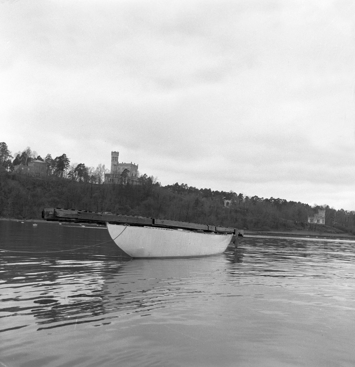 Serie. Seilbåten "Goose" ankret opp ved Oscarshall, Oslo. Fotografert 4. mai 1955.