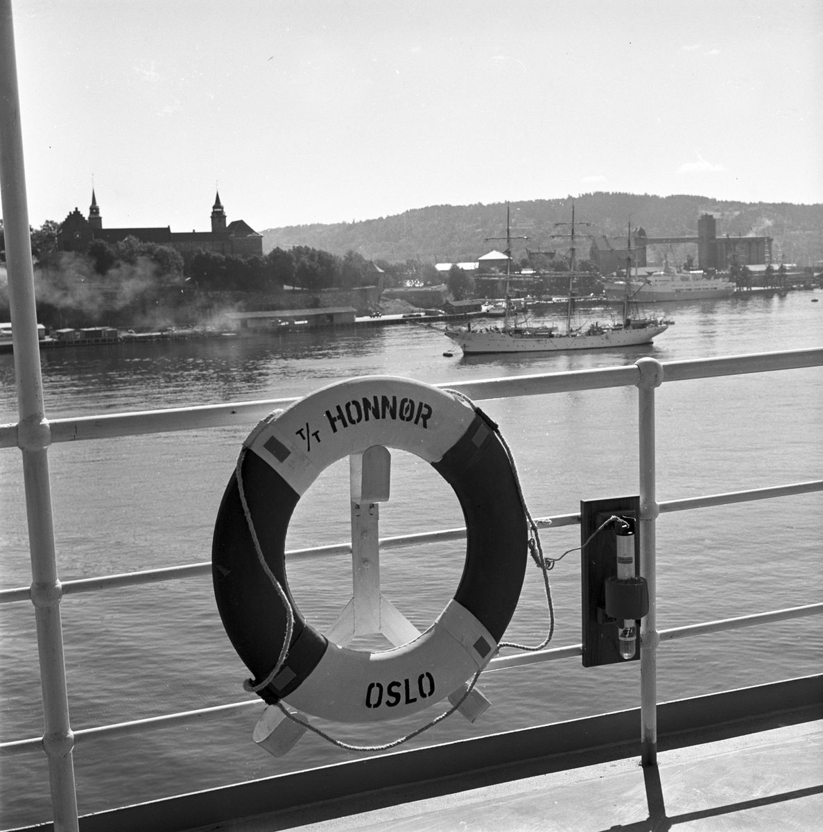 Serie. Den nye tankbåten T/T "Honnør". Fotografert juli 1958. 