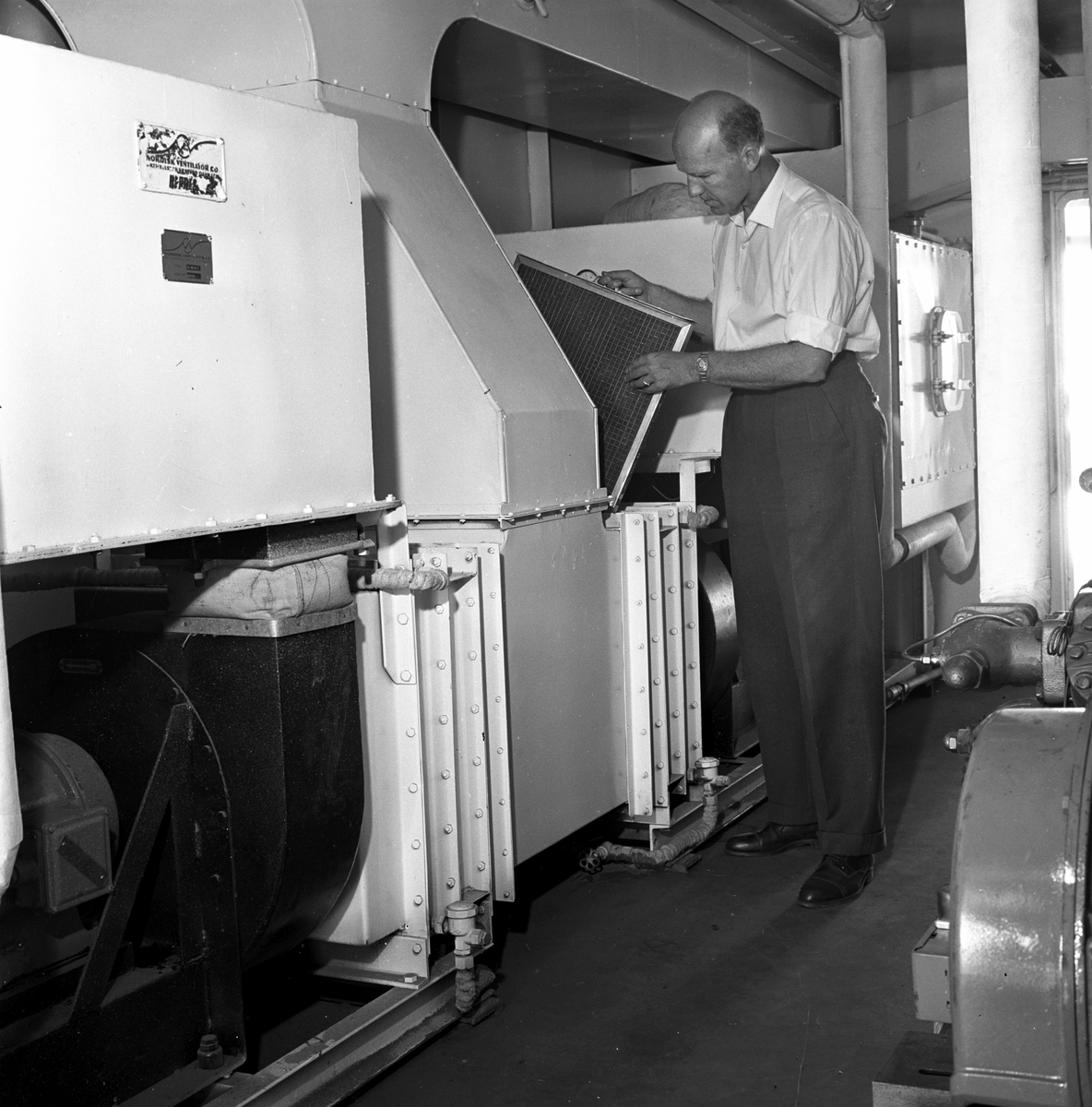 Serie. Den nye tankbåten T/T "Honnør". Fotografert juli 1958. 