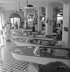 Serie. Utstilling av plastbåter. Fotografert 12. april 1961.
