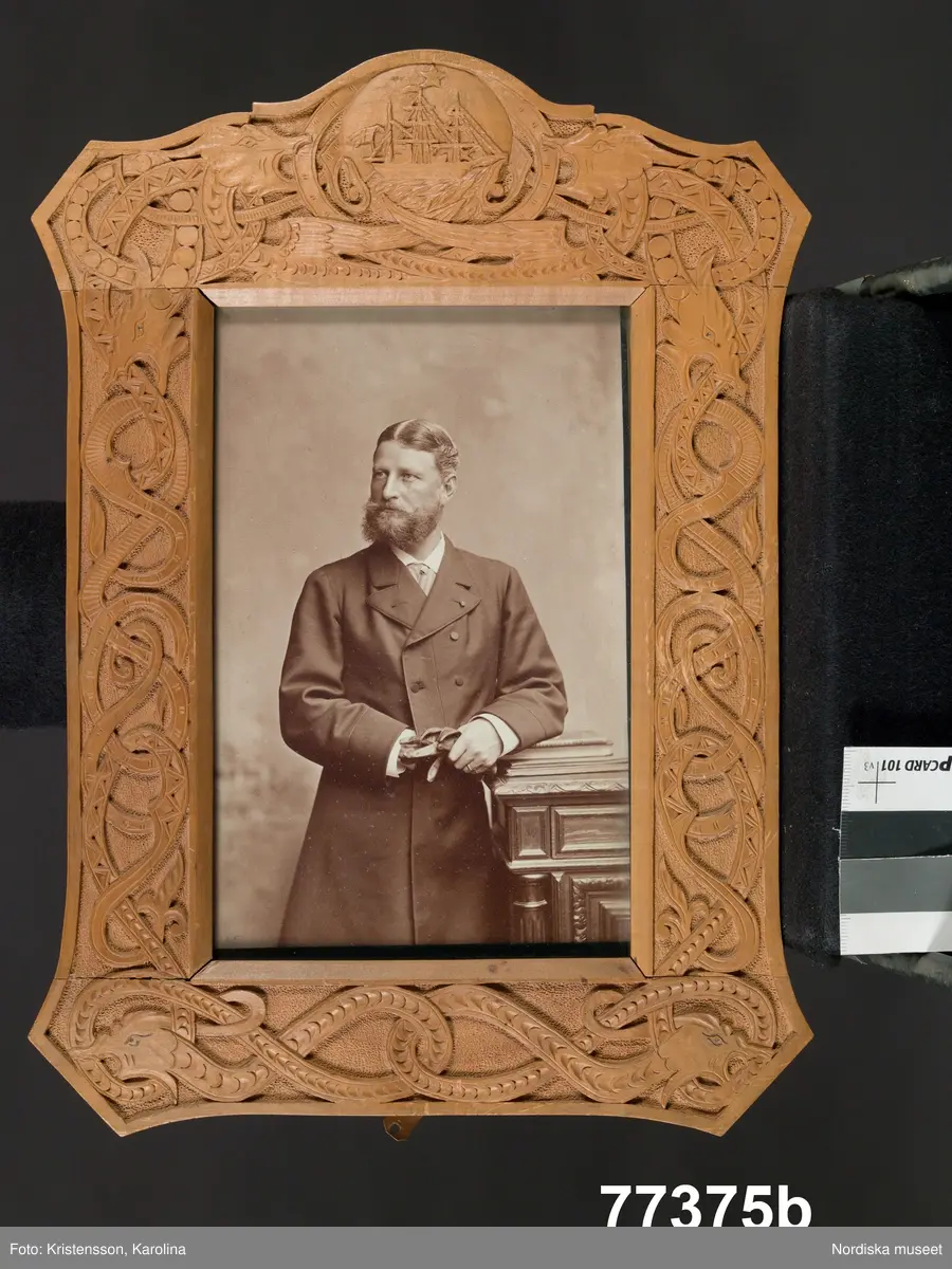 Huvudliggaren:
"2 fotografiporträtt. a) A.E. Nordenskiöld i utskuren träram. b) L. Palander i lika ram. G. gm testamentariskt förordnande af kommendörkapten A. Fries, Stockholm 10/6 1893"