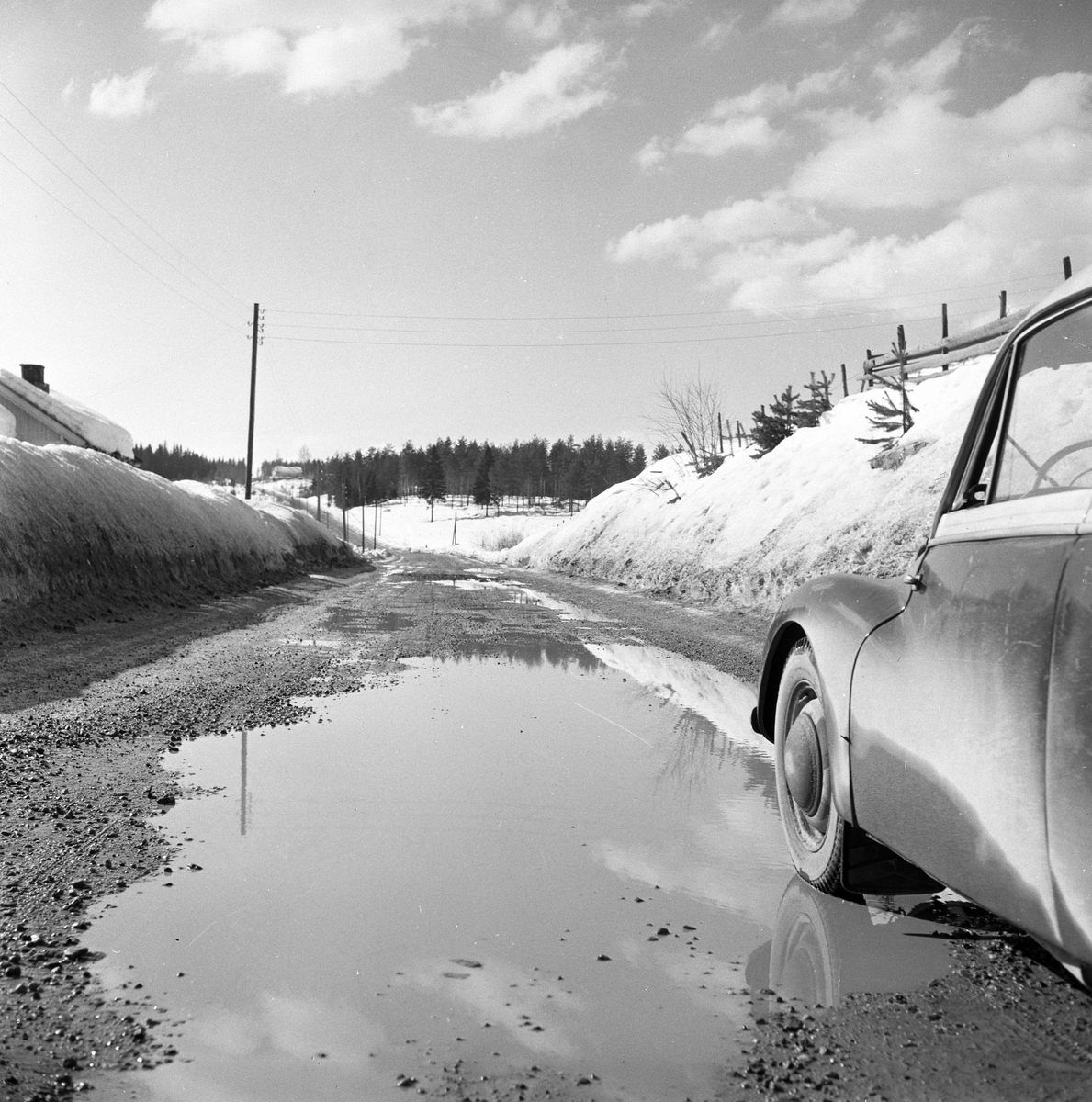 Serie. Veireportasje langs Hallingdalsveien. Fotografert 25. mars 1960.