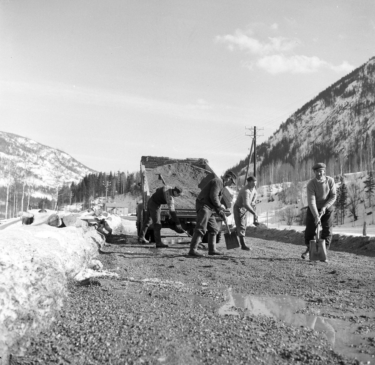 Serie. Veireportasje langs Hallingdalsveien. Fotografert 25. mars 1960.