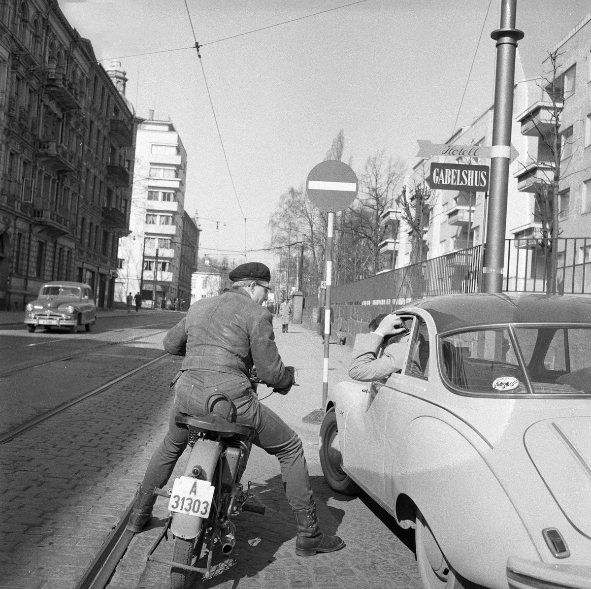Serie. Trafikkskilt som viser utfartsveier i Oslo. Fotografert mai 1956.
