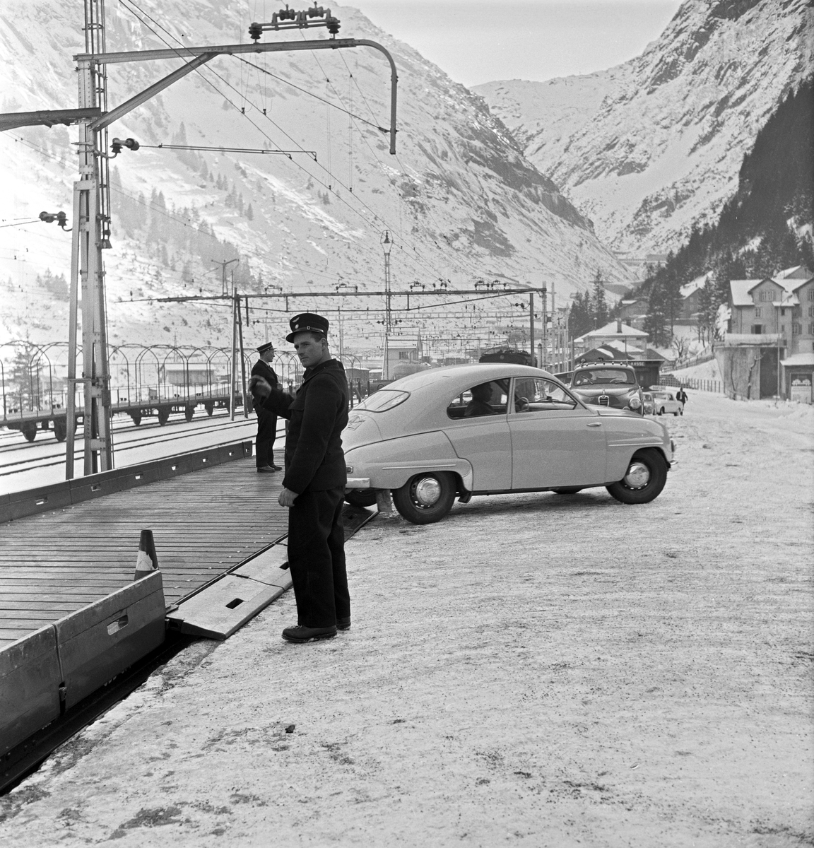 Serie. Jernbane (fjell-ferge) frakter biler mellom Italia og Sveits.