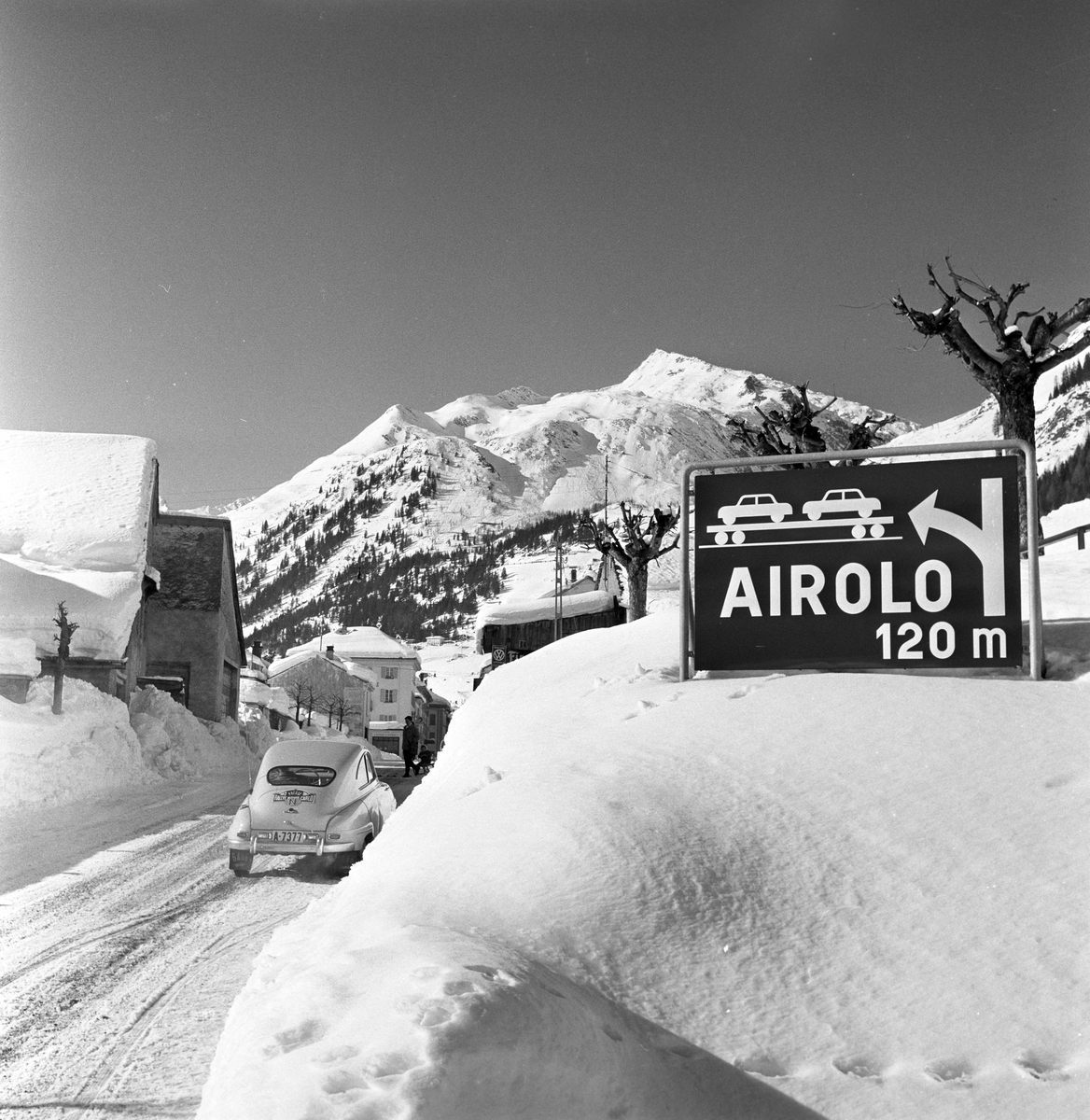 Serie. Jernbane (fjell-ferge) frakter biler mellom Italia og Sveits.