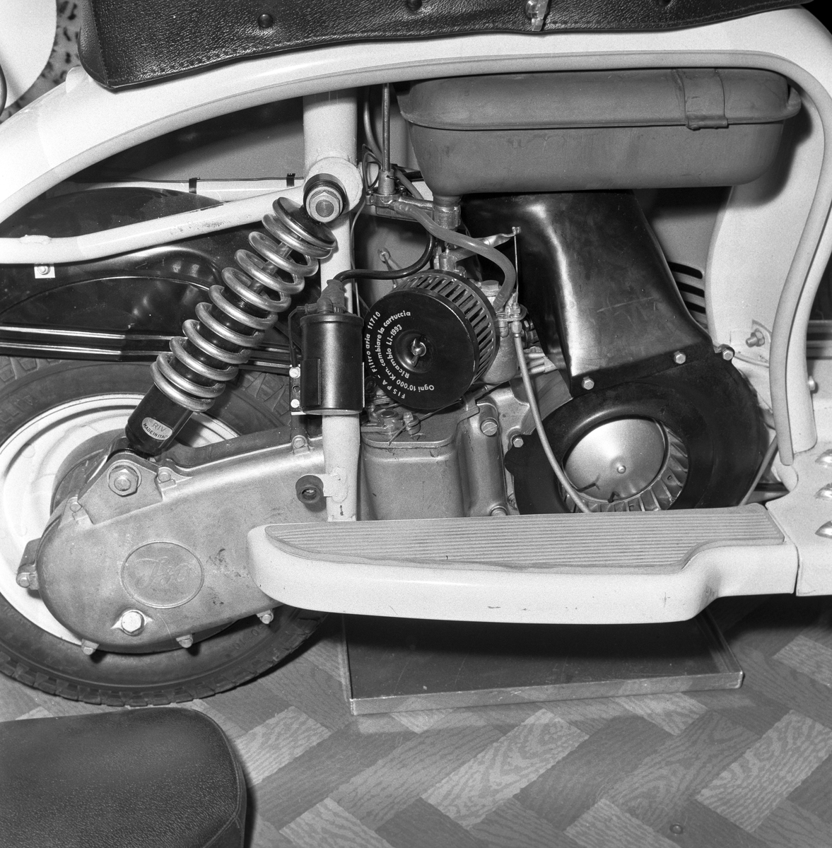 Serie. Presentasjon av "ISO" scooter, blant annet fotografert i Vigelandsparken og på Frognerstranda i Oslo. Fotografert 1959.
