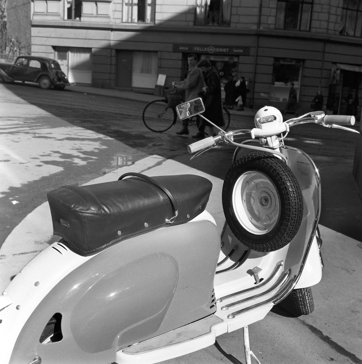Serie. Presentasjon av "ISO" scooter, blant annet fotografert i Vigelandsparken og på Frognerstranda i Oslo. Fotografert 1959.