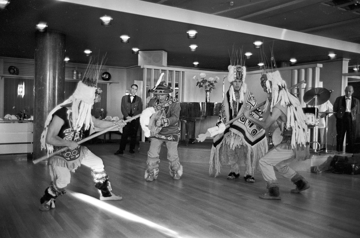 Serie. Indianske dansere fra Alaska opptrer på Fornebu i Oslo. Ordfører Brynjulf Bull får overrakt en indiansk skulptur. Fotografert oktober 1965.