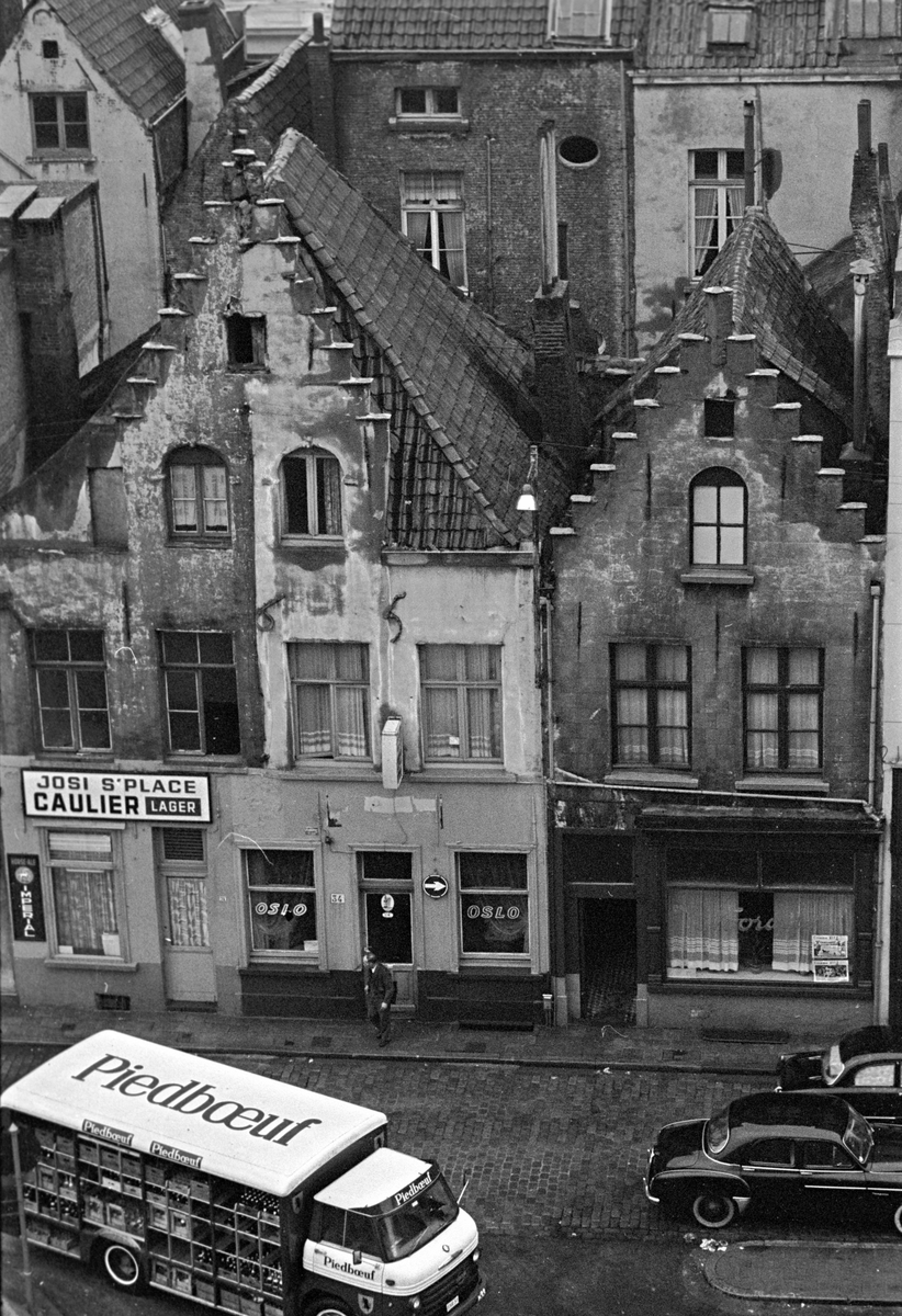 Serie. Havnekneiper, havneområde, sluser og lektere, Antwerpen, Belgia
Fotografert 1965.

