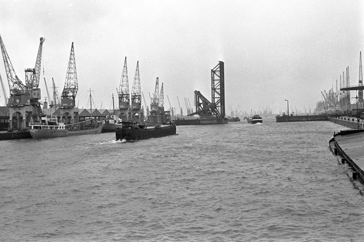 Serie. Havnekneiper, havneområde, sluser og lektere, Antwerpen, Belgia
Fotografert 1965.

