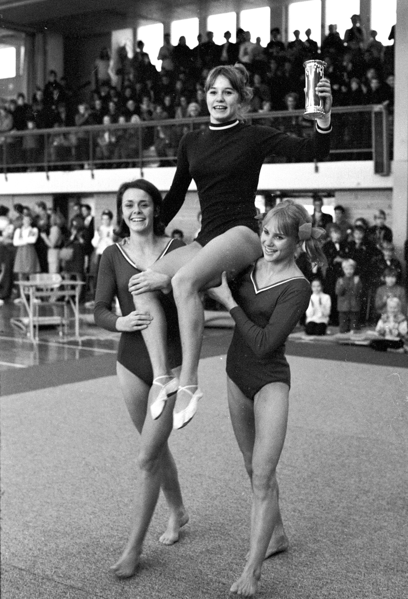 Serie. NM i turn for damer på Eidsvoll, damer i bom. Fotografert 1. desember 1969.
