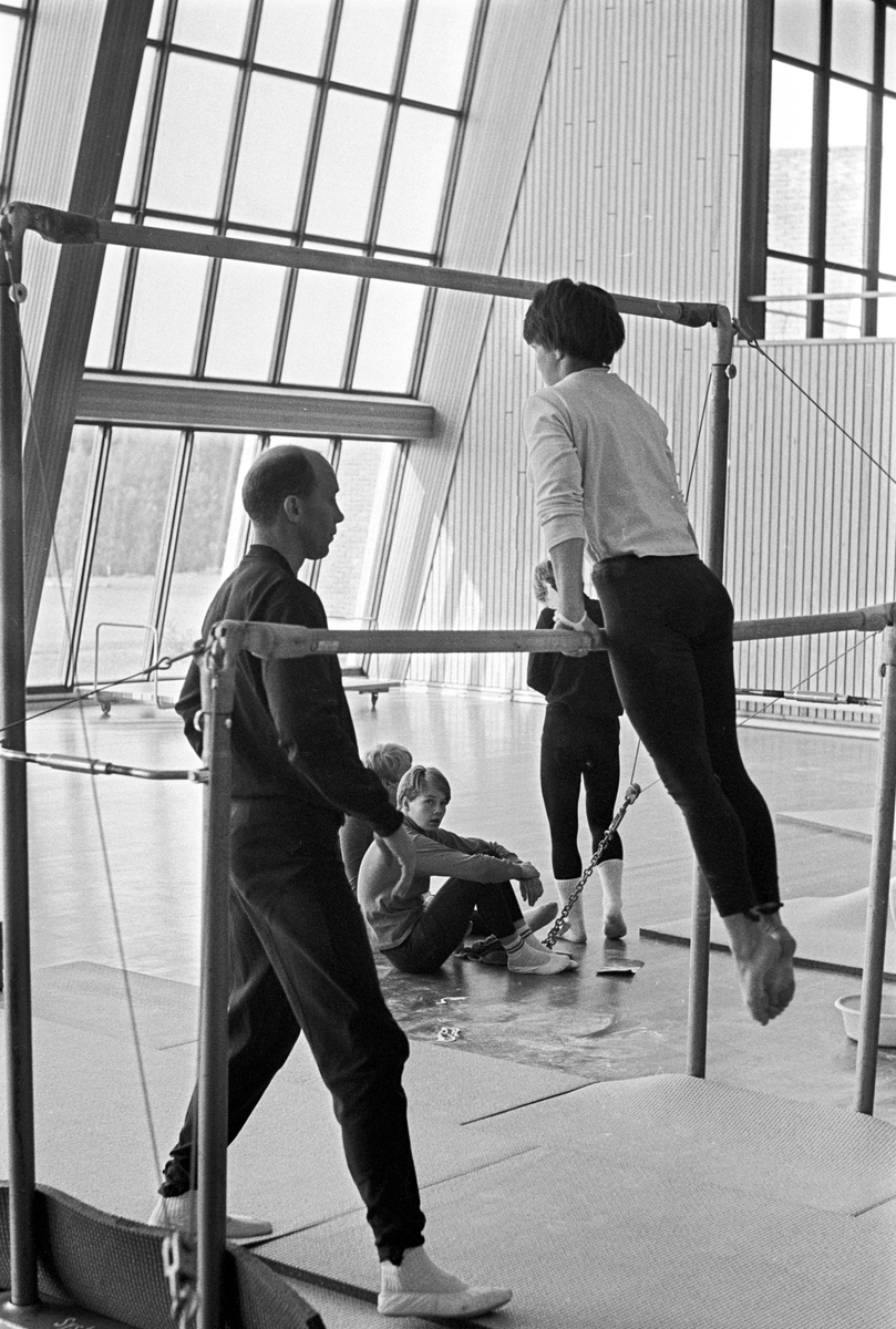 Serie. Turnlandslaget for damer trener på Sogn, damer i svingstang. Fotografert september 1967.