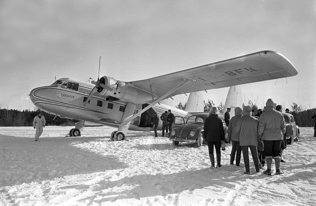 Serie. Flyet "Fjellfly", type Twin Pioneer, står på bakken. Flymannskap Snorre Kjetilsson, flyvertinne og 1. flyger Tvedte. Fotografert mars 1965.