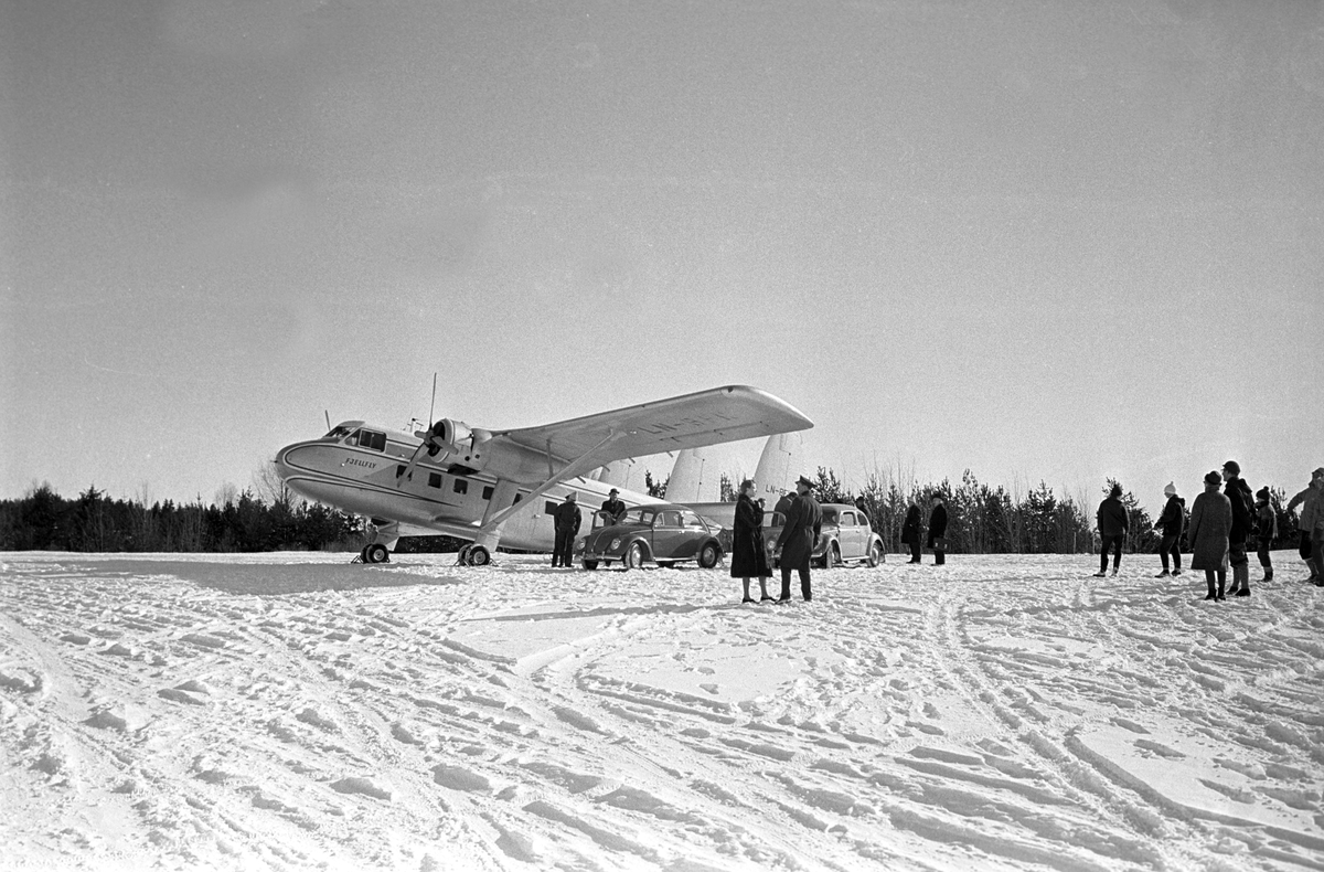 Serie. Flyet "Fjellfly", type Twin Pioneer, står på bakken. Flymannskap Snorre Kjetilsson, flyvertinne og 1. flyger Tvedte. Fotografert mars 1965.