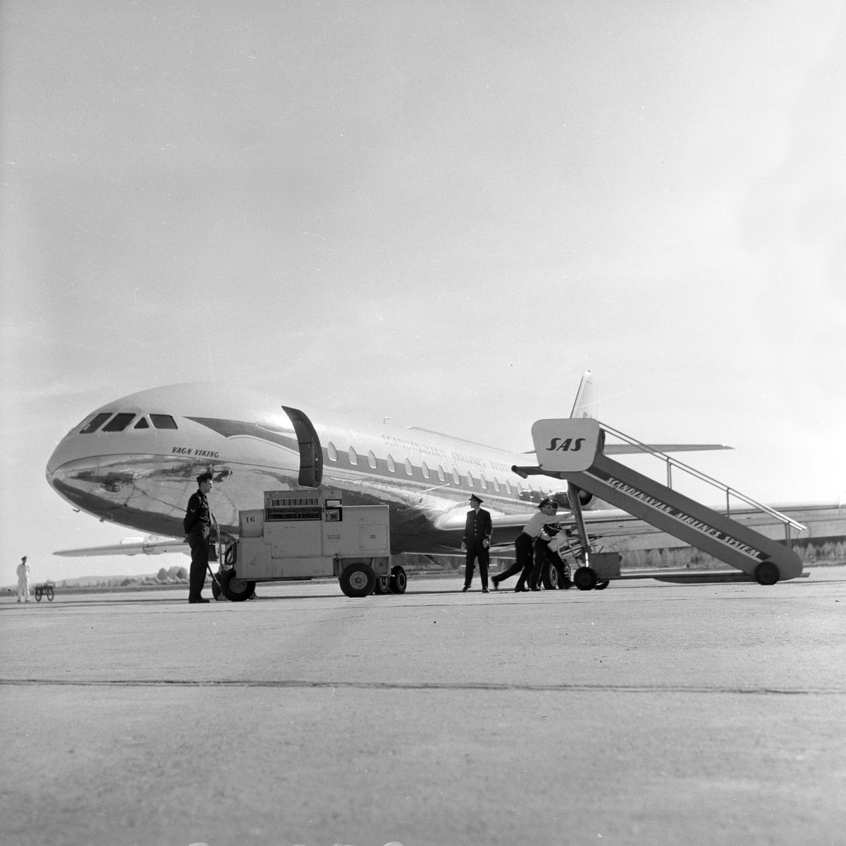 Serie. Folk går ombord på SAS sin nye Caravelle, på Gardermoen flyplass.