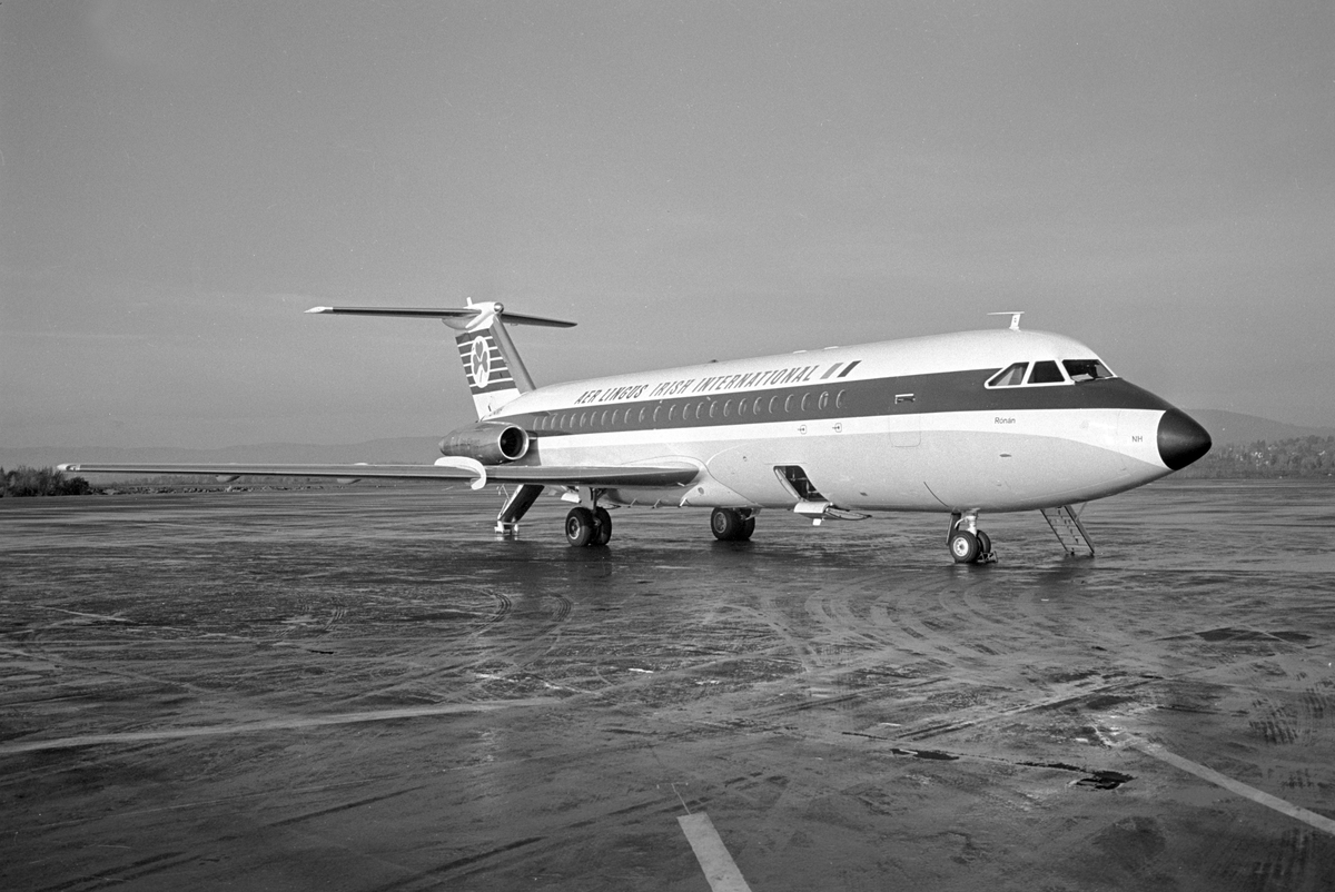 Serie. Menn fra Braathens SAFE inspiserer jetflyet fra "Aer lingus irish international". Et propellfly er i ferd med å lette i bakgrunn. Fotografert oktober 1965.